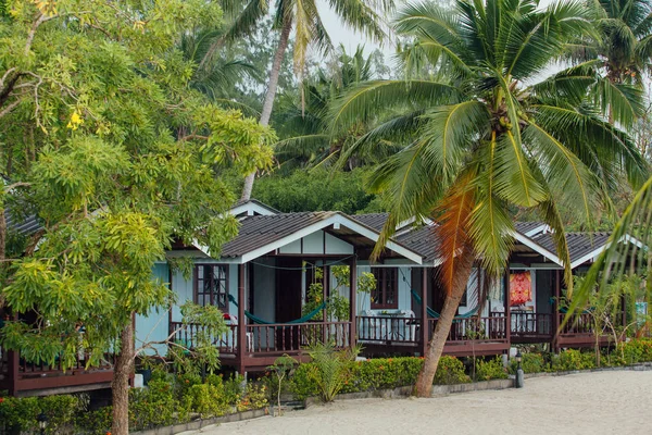 Bungalows im Hotel an einem tropischen Strand — Stockfoto