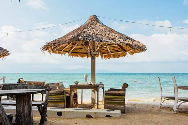 Restaurant op het tropische strand — Stockfoto