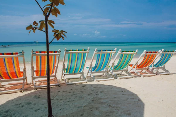 Mooie kleurrijke stoelen op het strand — Stockfoto