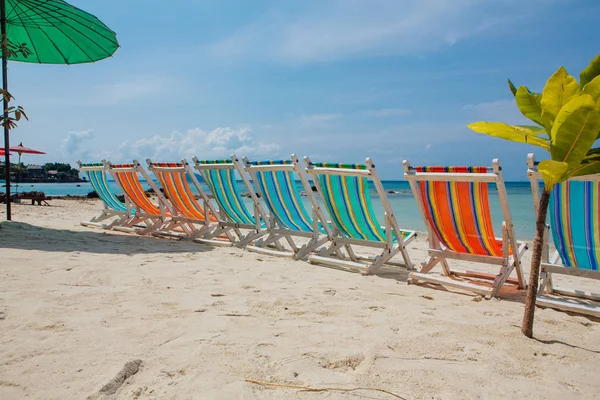 Mooie kleurrijke stoelen op het strand — Stockfoto