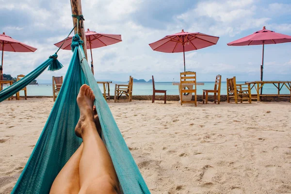 Feet of a young woman in hammock on the beach. Copy Space. — Stock Photo, Image