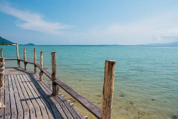 Paradise beach with wooden bridge — Stock Photo, Image