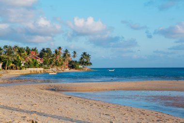 kumlu plajı ile tropik ada