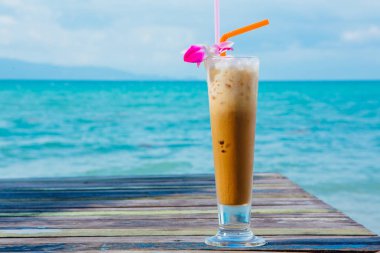 Buzlu kahve deniz arka plan ahşap tablo