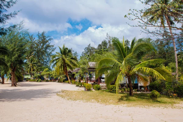 Bungalows im Hotel an einem tropischen Strand — Stockfoto