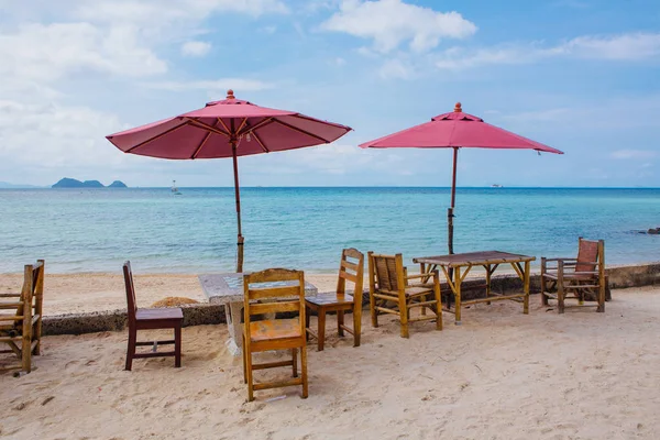Restaurant op het tropische strand — Stockfoto