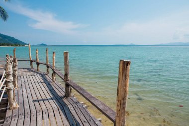Cennet plaj ile ahşap köprü