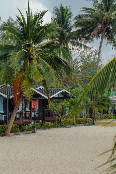 Bungalow in hotel su una spiaggia tropicale — Foto Stock