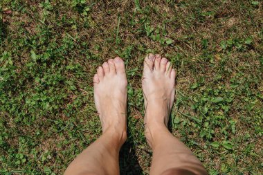 Çıplak kadın ayakları çimenler üzerinde