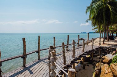 Cennet plaj ile ahşap köprü