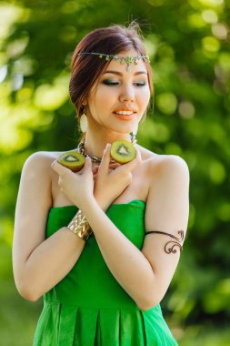 Güzel genç Asyalı kadın ile kivi