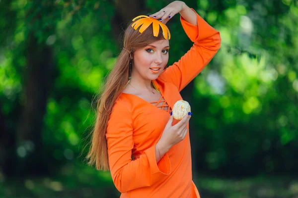 Portret van vrij rood haar vrouw met sappige heerlijke oranje in zomer groen park. — Stockfoto
