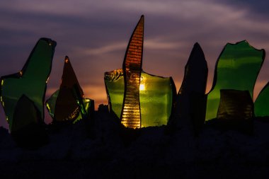 gün batımında kırık cam