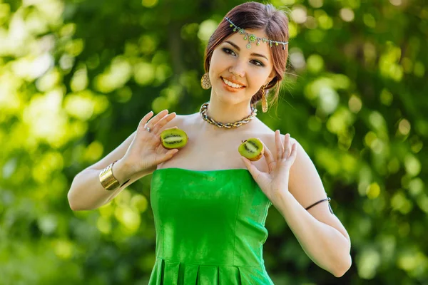 Mooie jonge Aziatische vrouw met kiwi — Stockfoto