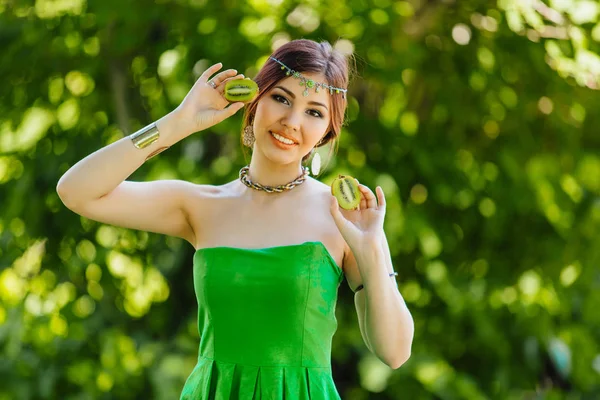Piękna młoda kobieta azjatyckich z kiwi — Zdjęcie stockowe