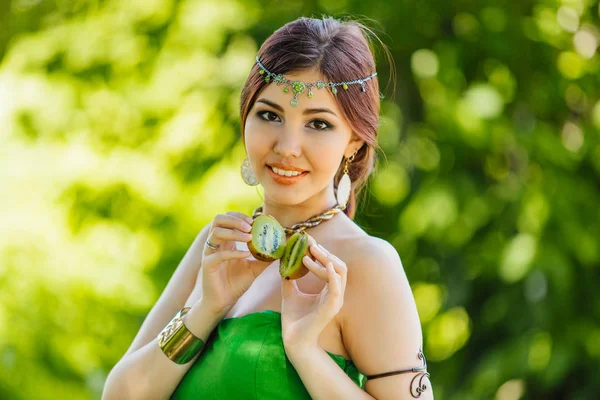 Bela jovem ásia mulher com kiwi — Fotografia de Stock