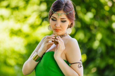 Güzel genç Asyalı kadın ile kivi