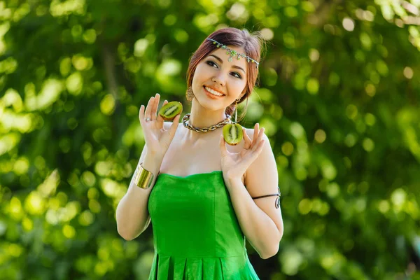 Schöne junge asiatische Frau mit Kiwi — Stockfoto