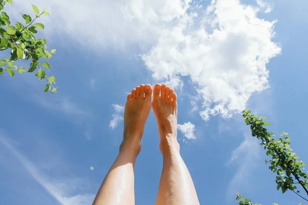 Ноги вверх перед небом — стоковое фото
