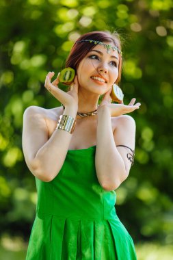 Güzel genç Asyalı kadın ile kivi