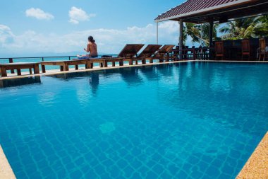 Deniz manzaralı yüzme havuzu.