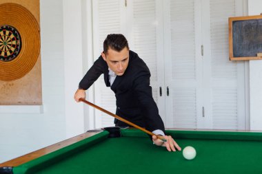 Yakışıklı delikanlı bilardo oyunu tek başına oynarken