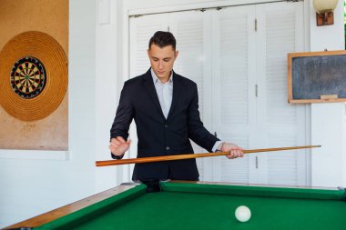 Yakışıklı delikanlı bilardo oyunu tek başına oynarken