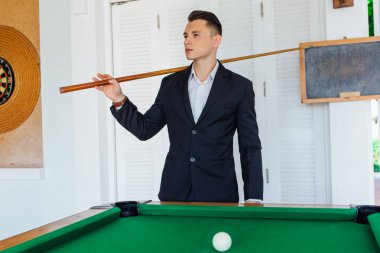 Yakışıklı delikanlı bilardo oyunu tek başına oynarken