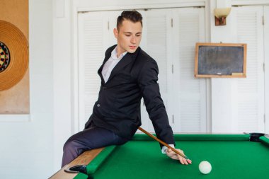 Yakışıklı delikanlı bilardo oyunu tek başına oynarken