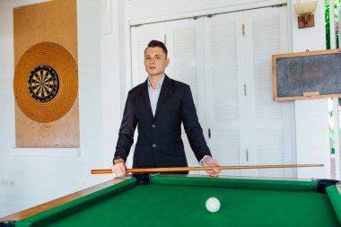 Yakışıklı delikanlı bilardo oyunu tek başına oynarken