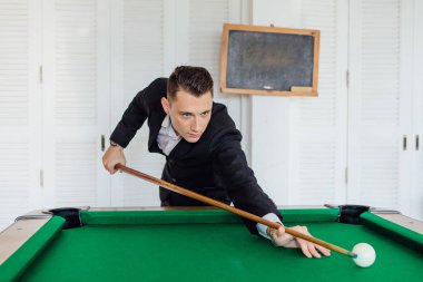 Yakışıklı delikanlı bilardo oyunu tek başına oynarken