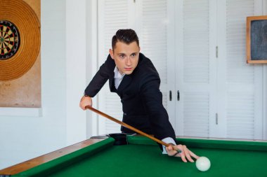 Yakışıklı delikanlı bilardo oyunu tek başına oynarken
