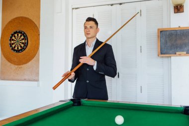 Yakışıklı delikanlı bilardo oyunu tek başına oynarken