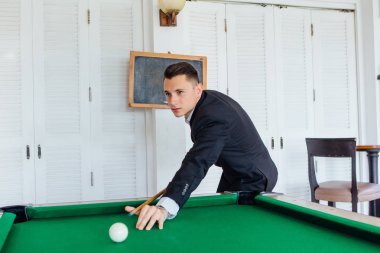 Yakışıklı delikanlı bilardo oyunu tek başına oynarken