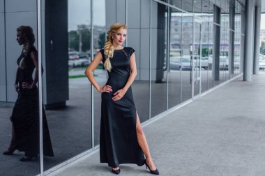 sokakta uzun akşam elbiseli çekici Bayan