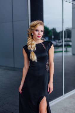 sokakta uzun akşam elbiseli çekici Bayan