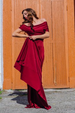 Bir tren kırmızı uzun bir gece elbisesi güzel genç kadın