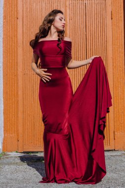 Bir tren kırmızı uzun bir gece elbisesi güzel genç kadın