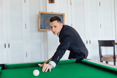 Yakışıklı delikanlı bilardo oyunu tek başına oynarken