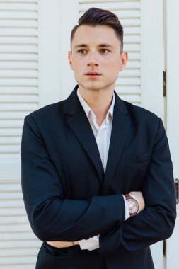 Siyah elbiseli yakışıklı adam portresi