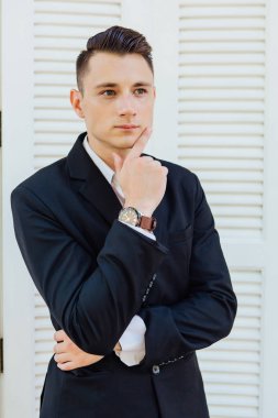 Siyah elbiseli yakışıklı adam portresi