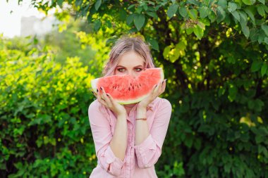 Karpuz zevk pembe saçlı güzel genç kadın