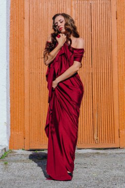 Bir tren kırmızı uzun bir gece elbisesi güzel genç kadın