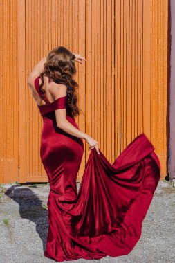 Bir tren kırmızı uzun bir gece elbisesi güzel genç kadın