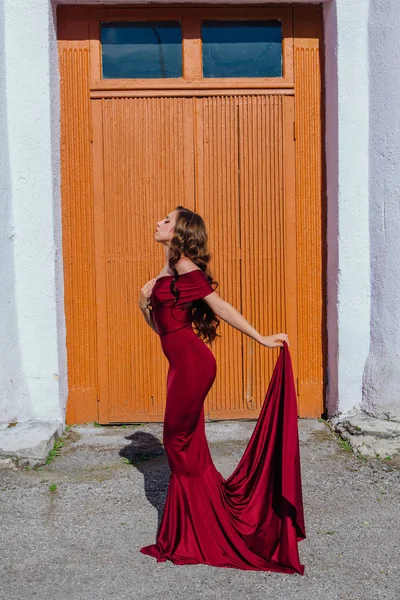 Bir tren kırmızı uzun bir gece elbisesi güzel genç kadın