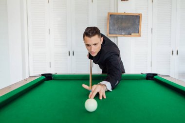 Yakışıklı delikanlı bilardo oyunu tek başına oynarken