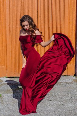 Bir tren kırmızı uzun bir gece elbisesi güzel genç kadın