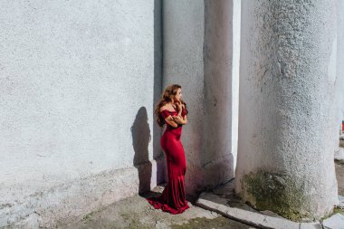 Bir tren kırmızı uzun bir gece elbisesi güzel genç kadın