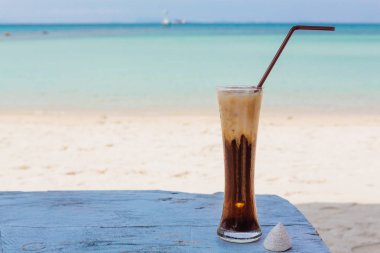 Buzlu kahve deniz arka plan ahşap tablo