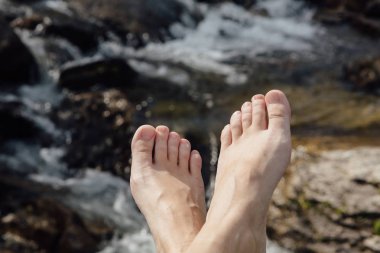 Kadının ayak infront vahşi dağ Nehri.
